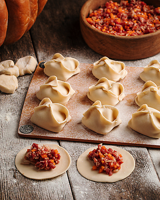포토 JPG 해외이미지 전통 접시 음식 부분 탁자 육류 요리 동양인 사람없음 세로 주방 식사 저녁식사 맛 상품 밀가루 점심식사 폭식 전국 페스츄리 맛있는 나무배경 해외202310 해외포토 식기 빵 가구 백그라운드 컨셉 식재료 인종 가루 파일형식