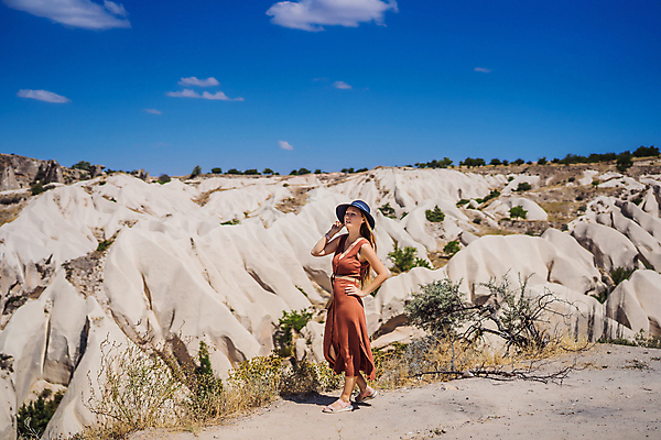 포토 JPG 해외이미지 전신 구름 모자 여자 여행 허리손 하늘 한명 풍경 성인 옆모습 잡기 돌산 성인여자한명만 튀르키예 해외202310 해외포토 자연요소 1 잡화 아시아 뷰포인트 포즈 모션 산 사람 여자한명만 성인여자만 파일형식