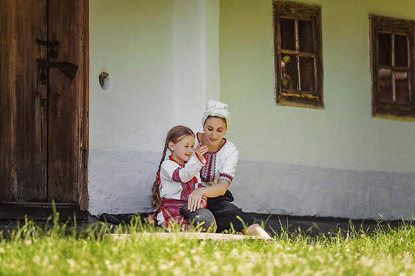 포토 JPG 해외이미지 전신 행복 어린이 창문 모녀 앉기 잔디 성인 야외 두명 문 풀잎 그늘 여자만 해외202310 해외포토 식물 딸 감정 잎 가족 모션 엄마 사람 풀_식물 파일형식