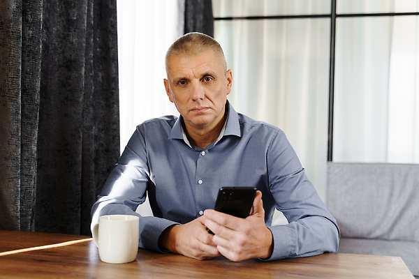 포토 JPG 해외이미지 백인 직업 응시 남자 행복 50대 인터넷 비즈니스 사업가 통신 모바일 직장 한명 사람 앉기 성인 컵 스마트폰 외침 기록 업무 비즈니스맨 중세 무선전화기 스마트 책상 경영자 온라인 혼자 해외202310 해외포토 서양인 1 식기 시선 감정 중년 가구 컨셉 회사 모션 핸드폰 스마트기기 소리 작업 직장인 역사 전화기 리더 파일형식