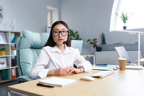포토 JPG 해외이미지 응시 여자 화분 안경 화초 의자 창문 책장 한명 앉기 상반신 성인 앞모습 스마트폰 사무실 펜 공책 스탠드 키보드 마우스 상담원 스마트 책상 테이크아웃컵 성인여자한명만 해외202310 해외포토 식물 1 시선 잡화 뷰포인트 가구 컨셉 비즈니스 모션 문구용품 조명 사람 컵 핸드폰 스마트기기 필기구 컴퓨터용품 사무원 여자한명만 성인여자만 파일형식