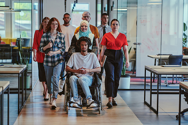 포토 JPG 해외이미지 전신 여자 남자 의자 함께함 여러명 성인 앞모습 사무실 걷기 헤드셋 직장인 밀기 장애인 책상 동료 휠체어 성인만 해외202310 해외포토 직업 뷰포인트 음향기기 가구 다수 컨셉 비즈니스 관계 모션 사람 헤드폰 장애 파일형식