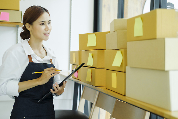 포토 JPG 해외이미지 여자 의자 실내 한명 들기 동양인 상반신 성인 연필 쌓기 기록 책상 택배 포스트잇 택배상자 박스포장 서류판 온라인쇼핑몰 성인여자한명만 해외202310 해외포토 1 가구 포장 모션 학용품 사람 인종 내부 상자 필기구 사무용품 운송업 메모지 쇼핑몰 온라인 여자한명만 성인여자만 파일형식