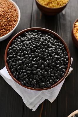 포토 JPG 해외이미지 그릇 곡류 건조 건강 사람없음 숟가락 검은콩 나무배경 해외202310 해외포토 식기 백그라운드 콩 수저 파일형식