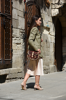 포토 JPG 해외이미지 디자인 조각 포즈 신발 꽃무늬 패턴 가방 바지 표면 한명 여러명 장식 빨간색 갈색 유행 재킷 핸드백 골동품 흰색 지갑 제조 작음 가죽 질감 체크무늬 안심 목각 스트랩 스페인어 옛날 핸드메이드 각인 해외202310 해외포토 1 잡화 꽃 컬러 다수 무늬 하의 육류 사람 외투 크기 파일형식