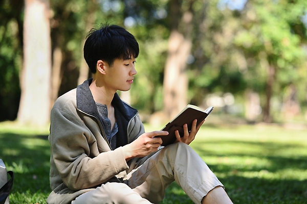 포토 JPG 해외이미지 나무 남자 여유 자연 한명 앉기 상반신 성인 옆모습 책 독서 성인남자한명만 해외202310 해외포토 식물 1 감정 뷰포인트 모션 사람 생태계 남자한명만 성인남자만 파일형식