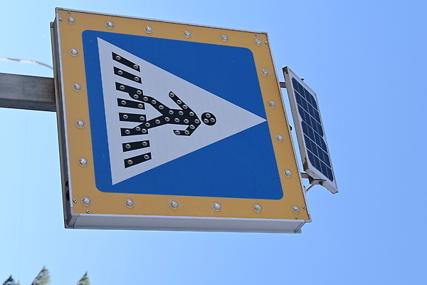 포토 JPG 해외이미지 실루엣 유럽 도로 길 백그라운드 교통시설 자동차 하늘 지붕 거리 아이디어 경고 안전 사람없음 야외 파란색 햇빛 태양 노란색 맑음 페인트 산책 회색 운전 도시 보행자 스페인 횡단보도 심볼 사인 신호 태양에너지 루마니아 공산주의 그만 방법 부쿠레슈티 해외202310 해외포토 자연요소 나라 육상교통 컬러 교통 컨셉 모션 날씨 휴식 촬영기법 보행로 그린에너지 시설 파일형식