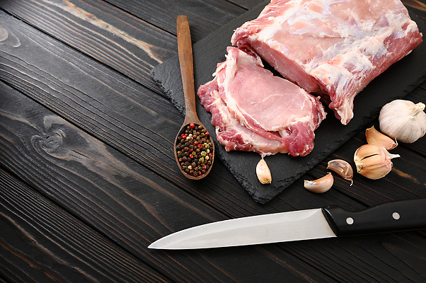 포토 JPG 해외이미지 음식 조각 백그라운드 재료 탁자 육류 스테이크 요리 비프스테이크 사람없음 목재 빨간색 주방 검은색 식사 저녁식사 어둠 소고기 신선 양념 그릴 바비큐 자르기 굽기 허브 향신료 준비 날것 대리석 소금 후추 로즈메리 갈비뼈 단백질 등심 생식 정육점 해외202310 해외포토 나무 식물 컬러 가구 식재료 모션 주방용품 뼈 서양음식 상점 구이 영양소 향미료 파일형식