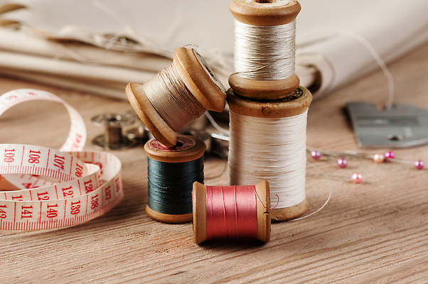 포토 JPG 해외이미지 줄자 사람없음 실 압정 바느질 나무바닥 실타래 해외202310 해외포토 바닥 자 사무용품 파일형식