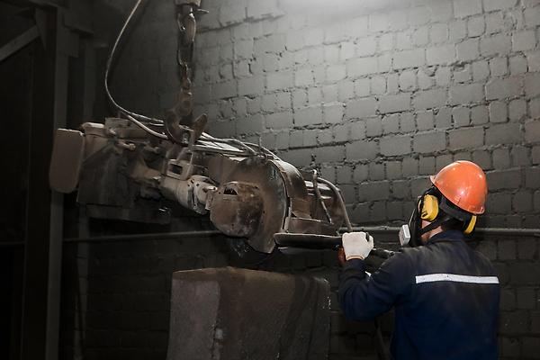 포토 JPG 해외이미지 직업 산업 백그라운드 노동자 건설업 한명 건물 금속 장비 공구 업무 거친 수리 철 회전 작업도구 갈기 튜브 닦기 무거움 유지 패드 방사형 찰과상 철강 해외202310 해외포토 1 건축물 모션 재질 사람 도구 작업 무게 상처 파일형식