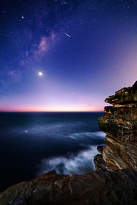 포토 JPG 해외이미지 별 파도 바다 과학 하늘 풍경 사람없음 세로 빛 반짝임 우주 새벽 절벽 행성 야간 저녁 먼지 장노출 천문학 사암 시드니 헤드랜드 해외202310 해외포토 자연요소 교육 모션 촬영기법 돌_바위 호주 파일형식