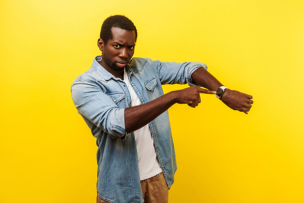 포토 JPG 해외이미지 남자 시계 흑인 셔츠 손가락 청소년 실내 관리 경고 한명 사람 검은색 가리킴 시간 불안 손목 손목시계 확인 고민 걱정 보여주기 긴장 공유 재촉 지연 고립 노란배경 마감 심각 해외202310 해외포토 서양인 1 손 감정 컬러 백그라운드 컨셉 상의 장신구 모션 손짓 내부 신체부위 노란색 파일형식