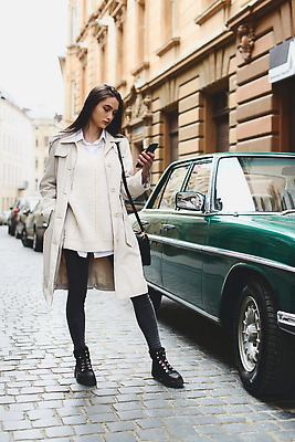 포토 JPG 해외이미지 라이프스타일 응시 여자 행복 인터넷 비즈니스 모바일 거리 한명 미소 사람 스마트폰 핸드폰 독서 뷰티 유행 걷기 기록 잡기 도시 비즈니스우먼 네트워크 메시지 구매 무선전화기 스마트 상담 택시 부름 질서 온라인 전송 문자메시지 셀프 소셜 소프트웨어 셀룰러 해외202310 해외포토 1 시선 감정 컨셉 모션 승용차 자동차 표정 생활 전자제품 스마트기기 쇼핑 예절 직장인 전화기 파일형식