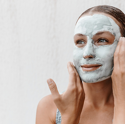 포토 JPG 해외이미지 웰빙 여자 얼굴 신체 청소년 휴식 건강 가면 한명 치료 뷰티 약 상점 스파 화장품 흰색 미용사 피부 크림 피부관리 흰배경 점토 닦기 테라피 고립 돌봄 수분크림 치료제 신청 해외202310 해외포토 직업 1 컬러 백그라운드 컨셉 의학 모션 사람 신체부위 파일형식