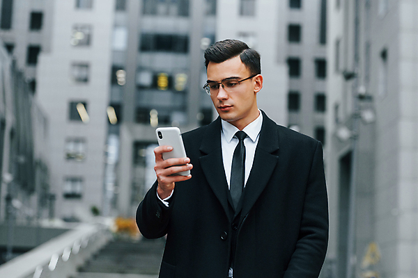 포토 JPG 해외이미지 응시 남자 안경 한명 들기 정장 상반신 성인 앞모습 스마트폰 도시 직장인 비즈니스맨 스마트 성인남자한명만 해외포토 직업 1 시선 잡화 옷 뷰포인트 컨셉 비즈니스 모션 사람 핸드폰 스마트기기 남자한명만 성인남자만 파일형식