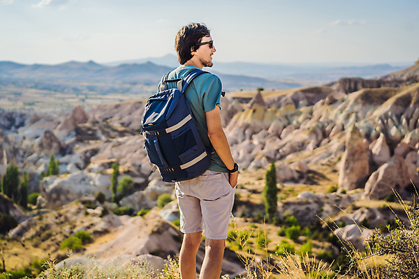 포토 JPG 해외이미지 나무 남자 여행 한명 성인 옆모습 선글라스 돌산 백팩 성인남자한명만 튀르키예 해외202310 해외포토 식물 1 아시아 안경 뷰포인트 가방 산 사람 남자한명만 성인남자만 파일형식