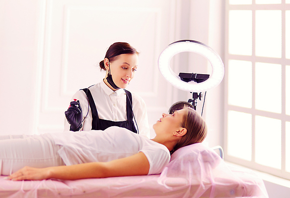 포토 JPG 해외이미지 백인 여자 실내 마스크 들기 상반신 성인 두명 앞모습 옆모습 눕기 눈썹 눈썹문신 성인여자만 해외202310 해외포토 서양인 얼굴 뷰포인트 모션 사람 내부 문신 여자만 성인만 파일형식