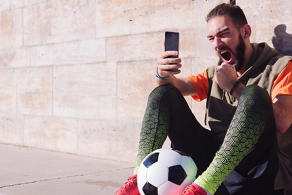 포토 JPG 해외이미지 응시 남자 행복 스포츠 인터넷 통신 공 응원 성공 한명 사람 앉기 손짓 스마트폰 축구 경쟁 흐름 축하 표현 관찰 우승 부채 도박 결과 흥분 긍정 열정 점수 재택근무 온라인 골 비명 소셜 지원 챔피언 필승 스타일 카피스페이스 해외202310 해외포토 1 시선 감정 컨셉 비즈니스 모션 핸드폰 스마트기기 구기 공백 최고 파일형식