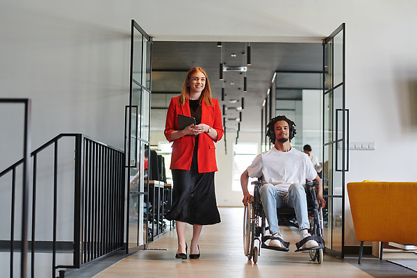 포토 JPG 해외이미지 전신 여자 남자 함께함 들기 성인 두명 앞모습 울타리 소파 태블릿 사무실 문 헤드셋 직장인 장애인 동료 휠체어 성인만 해외202310 해외포토 직업 뷰포인트 음향기기 컨셉 의자 비즈니스 관계 모션 사람 전자제품 스마트기기 담장 헤드폰 장애 파일형식