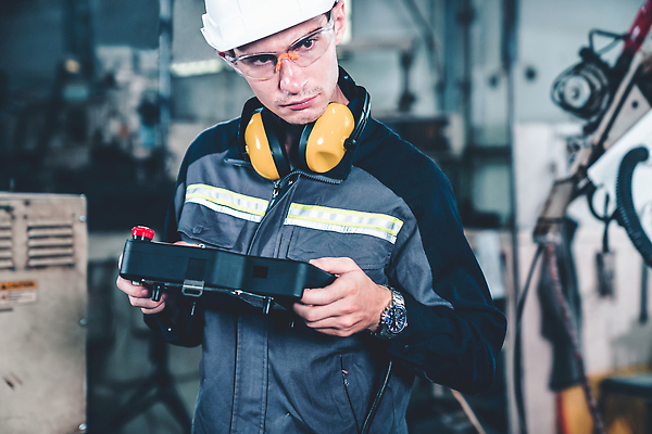 포토 JPG 해외이미지 응시 남자 산업 공장 노동자 고글 작업복 한명 상반신 성인 헤드셋 기계 과학기술 작업 엔지니어 안전모 컨트롤 프로그래밍 성인남자한명만 해외202310 해외포토 직업 1 시선 옷 음향기기 공업 기술 사람 헤드폰 기술자 헬멧 안전장비 개발 남자한명만 성인남자만 파일형식