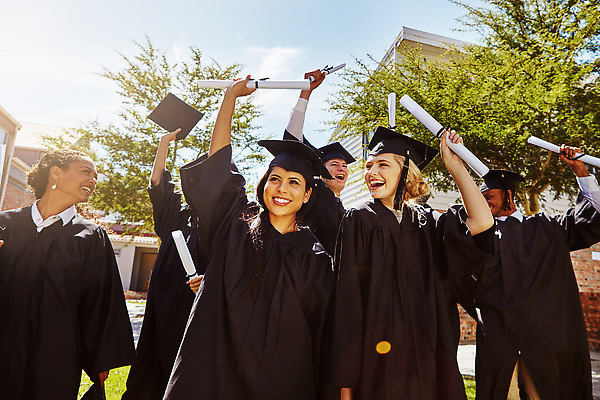 포토 JPG 해외이미지 서양인 여자 남자 학사모 학교 졸업식 졸업생 들기 여러명 상반신 성인 앞모습 졸업가운 졸업장 성인만 해외202310 해외포토 외국인 모자_잡화 교육 뷰포인트 다수 졸업 모션 사람 가운 파일형식