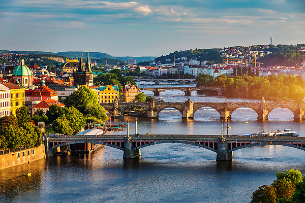 포토 JPG 해외이미지 유럽 문화 여행 건축양식 파노라마 사람없음 건물 강 도시풍경 햇빛 성당 교회 탑 도시 보트 중세 역사 체코 프라하 타운 스카이라인 천연기념물 공화국 구시가지 랜드마크 바로크 보헤미아 옛날 해외202310 해외포토 건축물 건축 나라 배_교통 종교건축 촬영기법 풍경 태양 파일형식