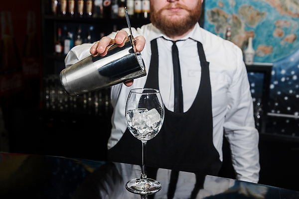 포토 JPG 해외이미지 남자 와인잔 한명 정장 상반신 성인 얼음 칵테일 붓기 바텐더 쉐이커 성인남자한명만 해외202310 해외포토 자연요소 1 옷 술잔 모션 주류 사람 남자한명만 성인남자만 파일형식