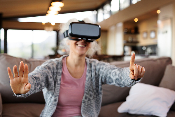 포토 JPG 해외이미지 서양인 여자 노년 비즈니스 실내 한명 상반신 앞모습 가리킴 착용 가상현실 노인여자한명만 오큘러스 VR기기 해외202310 해외포토 외국인 1 뷰포인트 사람 손짓 성인 내부 기계 여자한명만 노인여자만 파일형식