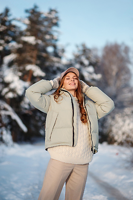 포토 JPG 해외이미지 백인 모델 라이프스타일 계절 여자 행복 얼굴 겨울 자연 한명 사람 성인 야외 뷰티 유행 냉동 산책 기쁨 추위 코트 흰색 숲 시원함 스웨터 날씬함 니트 얇은 혼자 눈내림 스타일 손모아장갑 해외202310 해외포토 서양인 1 감정 컬러 장갑 상의 휴식 눈_날씨 생활 신체부위 외투 몸매 생태계 파일형식