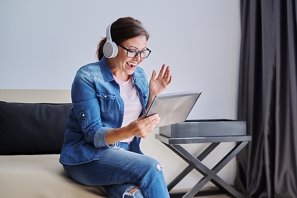 포토 JPG 해외이미지 직업 라이프스타일 응시 여자 교육 40대 중년 이어폰 인터넷 비즈니스 통신 회의 노동자 주택 말하기 대화 한명 사람 컴퓨터 소파 태블릿 알약 디지털 방 듣기 업무 센터 중개인 서비스 부름 온라인 동영상 소셜 영상통화 프리랜서 화상통화 해외202310 해외포토 1 시선 음향기기 의자 모션 성인 건물 생활 전자제품 스마트기기 약 작업 통화 파일형식