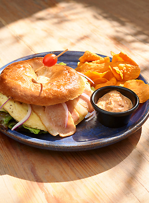 포토 JPG 해외이미지 음식 토마토 양파 치즈 사람없음 태양 아침식사 상추 햄 베이글 내추럴 맛있는 해외202310 해외포토 자연요소 빵 채소 유제품 육류 식사 파일형식