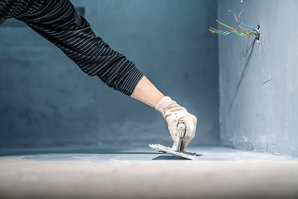 포토 JPG 해외이미지 직업 손 산업 표면 노동자 바닥 아파트 주택 실내 관리 사람없음 내부 건물 파란색 페인트 방 젖음 욕실 공구 업무 액체 수리 보호 타일 질감 페인트붓 화가 층 유지 건축업자 계약자 방법 방수 복원 업그레이드 콘크리트 신청 해외202310 해외포토 건축물 건축 컬러 컨셉 신체부위 도구 붓 작업 계약 파일형식