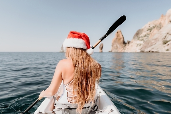 포토 JPG 해외이미지 1 라이프스타일 여자 행복 호수 스포츠 바다 섬 여행 자연 휴가 건강 한명 사람 풍경 야외 뒷모습 물 여름 여행객 맑음 보트 카누 카약 노젓기 해외202310 해외포토 자연요소 계절 감정 뷰포인트 배_교통 모션 날씨 생활 수상스포츠 생태계 파일형식