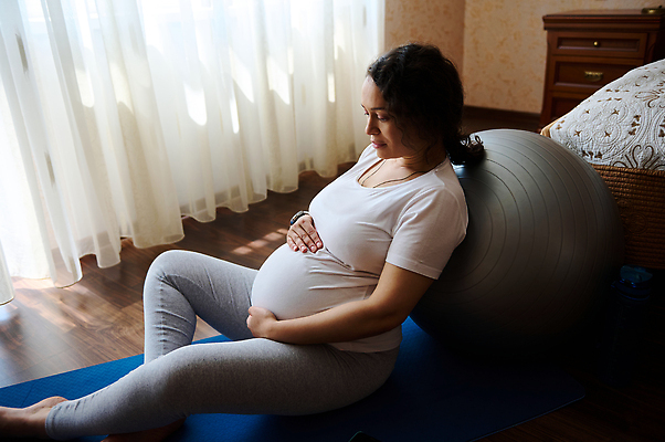 포토 JPG 해외이미지 여자 행복 스포츠 요가 맨발 엄마 휴식 주택 실내 건강 한명 사람 스마트폰 운동복 운동 뷰티 희망 화목 임산부 임신 터치 매트 출산 명상 태교 쓰다듬기 해외202310 해외포토 1 웰빙 옷 감정 컨셉 가족 모션 발 내부 건물 핸드폰 스마트기기 파일형식