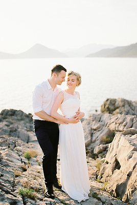 포토 JPG 해외이미지 백인 커플 드레스 바다 신랑 결혼 셔츠 2 관계 포옹 결혼식 산 사랑 서기 두명 맑음 낭만 흰색 닫기 암초 해외202310 해외포토 서양인 옷 감정 컬러 컨셉 상의 안기 모션 날씨 사람 이벤트 파일형식