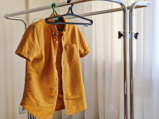 포토 JPG 해외이미지 라이프스타일 옷 남자 컨셉 셔츠 주택 사람없음 쇼핑 유행 변화 선택 옷걸이 예산 줄이기 해외202310 해외포토 상의 모션 사람 건물 생활 파일형식