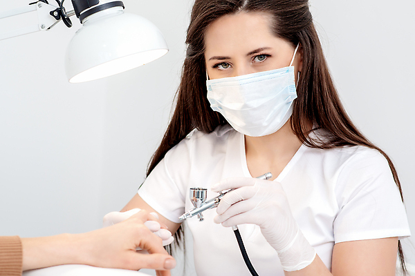 포토 JPG 해외이미지 직업 손 디자인 여자 장갑 백그라운드 비즈니스 실내 가면 한명 치료 뷰티 연필 펜 상점 금속 스파 페인트 화장품 장비 흰색 기구 공구 램프 잡기 못 그리기 바이러스 보호 손톱관리 손톱 미용사 고객 그림 화가 분무기 광택 주인 돌봄 하드웨어 코로나바이러스 해외202310 해외포토 1 잡화 컬러 컨셉 의학 모션 재질 학용품 조명 사람 내부 신체부위 컴퓨터 필기구 도구 네일아트 파일형식