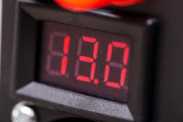 포토 JPG 해외이미지 자동차 사람없음 빨간색 검은색 힘 장비 시험 에너지 판넬 수리 닫기 연결 플라스틱 플러스 서비스 긍정 유지 기본 베터리 부정적 엘리먼트 요금 용량 이슈 자동 전압 충전기 해외202310 해외포토 기호 교육 감정 육상교통 컬러 컨셉 모션 재질 기계 충전 파일형식