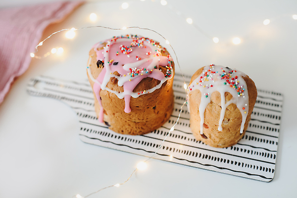 포토 JPG 해외이미지 부활절 도마 사람없음 케이크 달콤 알전구 해외202310 해외포토 기념일 전구 주방용품 디저트 맛 파일형식