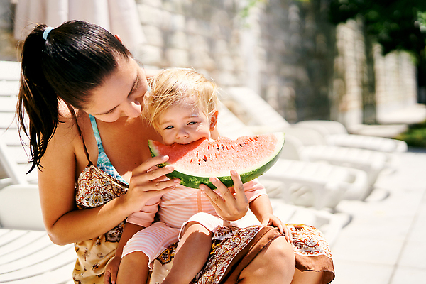 포토 JPG 해외이미지 백인 무기 어린이 벽 조각 2 과일 가족 엄마 수박 관리 앉기 두명 아기 닫기 작음 먹이 걸음마 숙성 해외202310 해외포토 서양인 관계 모션 사람 크기 파일형식