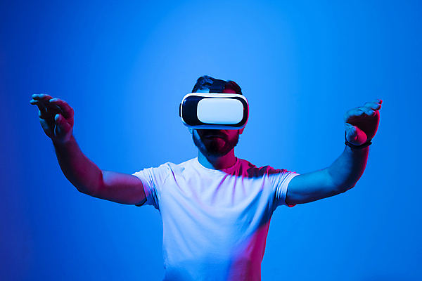 포토 JPG 해외이미지 남자 미래 기술 한명 상반신 성인 앞모습 파란색 손들기 게임 가리킴 가상현실 성인남자한명만 오큘러스 VR기기 해외202310 해외포토 1 뷰포인트 컬러 컨셉 모션 놀이 사람 손짓 기계 남자한명만 성인남자만 파일형식