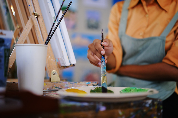 포토 JPG 해외이미지 여자 미술 한명 상반신 성인 앞치마 붓 그리기 작업실 팔레트 종이컵 그림 캔버스 성인여자한명만 해외202310 해외포토 1 모션 문화예술 사람 컵 일회용 여자한명만 성인여자만 파일형식