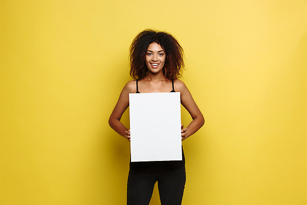 포토 JPG 해외이미지 여자 종이 백그라운드 한명 들기 상반신 성인 앞모습 노란색 성인여자한명만 카피스페이스 해외202310 해외포토 1 뷰포인트 컬러 모션 사람 공백 여자한명만 성인여자만 파일형식