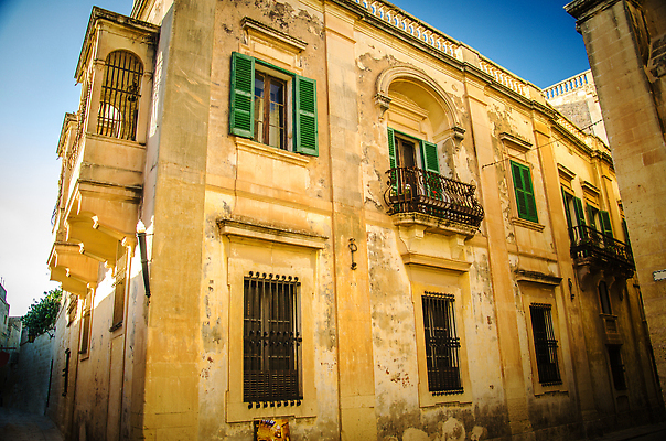 포토 JPG 해외이미지 외관 유럽 벽 섬 여행 백그라운드 건축양식 창문 하늘 거리 주택 사람 사람없음 건물 파란색 빛 도시풍경 뷰티 여행객 문 궁전 발코니 바위 도시 중세 역사 지중해 좁은 타운 셔터 몰타섬 옛날 해외202310 해외포토 건축물 건축 나라 바다 컬러 고건축 풍경 돌_바위 몰타 파일형식