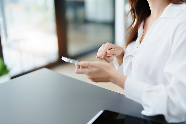 포토 JPG 해외이미지 직업 라이프스타일 손 남자 백그라운드 컨셉 인터넷 비즈니스 통신 성공 모바일 실내 대화 한명 사람 성인 가로 노트북 스마트폰 핸드폰 컴퓨터 사무실 디지털 공책 잡기 업무 작업 비즈니스맨 메시지 연결 토론 사이버 무선전화기 스마트 문서 온라인 프리랜서 카피스페이스 해외202310 해외포토 1 모션 문구용품 말하기 내부 생활 신체부위 전자제품 스마트기기 공백 직장인 전화기 파일형식