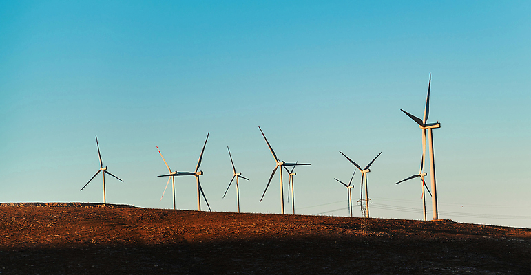 포토 JPG 해외이미지 식물 산업 밭 자연 하늘 바람 풍경 사람없음 초록색 파란색 하이앵글 뷰티 농장 일출 환경 힘 일몰 재활용 풍차 발전기 에너지 그린에너지 풍력에너지 에코 회전 세대 유지 내추럴 방앗간 생태학 조감도 해외202310 해외포토 자연요소 교육 뷰포인트 컬러 농업 날씨 노을 발전소 친환경 생태계 파일형식