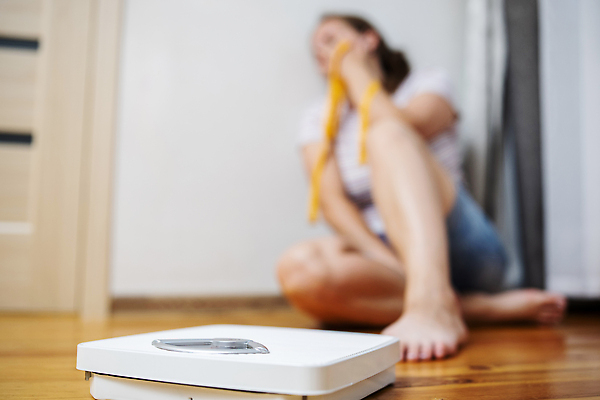 포토 JPG 해외이미지 라이프스타일 여자 감정 신체 다이어트 바닥 스트레스 아파트 주택 건강 저울 한명 사람 목재 기계 슬픔 좌절 몸무게 비만 날씬함 측정 고민 눈금 치수 칼로리 문제 거짓말 계량 우울증 적자 해외202310 해외포토 나무 1 컨셉 재료 건물 생활 질병 몸매 파일형식