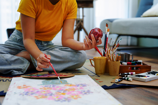 포토 JPG 해외이미지 여자 한명 들기 앉기 동양인 성인 취미 앞모습 물감 미술도구 하반신 붓 그리기 팔레트 사과 이젤 그림 캔버스 화가 성인여자한명만 해외202310 해외포토 직업 1 뷰포인트 과일 모션 사람 인종 오브젝트 여자한명만 성인여자만 파일형식