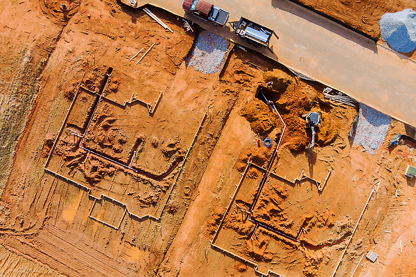 포토 JPG 해외이미지 산업 사람없음 물 쌓기 장비 건설현장 업무 플라스틱 굴착기 발굴 파이프 시스템 튜브 지하 배수구 개발 땅파기 설치 파이프라인 폐수 하수 해외202310 해외포토 자연요소 모션 재질 건설업 작업 중장비 환경오염 파이프_관 파일형식