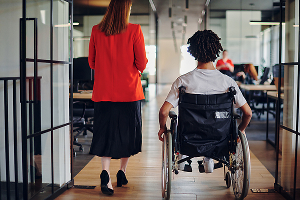 포토 JPG 해외이미지 전신 여자 남자 함께함 여러명 성인 뒷모습 사무실 문 걷기 직장인 장애인 책상 동료 휠체어 성인만 해외202310 해외포토 직업 뷰포인트 가구 다수 컨셉 비즈니스 관계 모션 사람 장애 파일형식